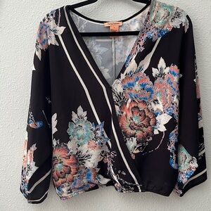 Flying Tomato Floral Faux Wrap Blouse - Black and Multicolor
Kimono sleeves
Sz M